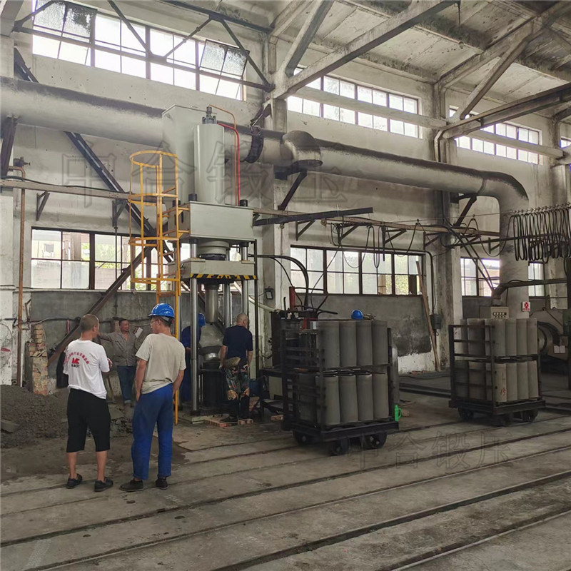 粘土坩堝成型設(shè)備_耐火材料成型液壓機