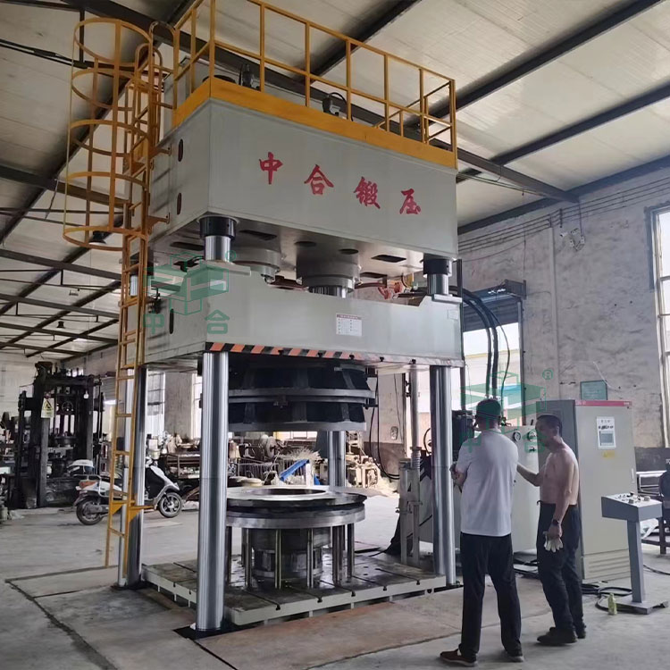 800噸四柱拉伸液壓機(jī)客戶現(xiàn)場(chǎng).jpg