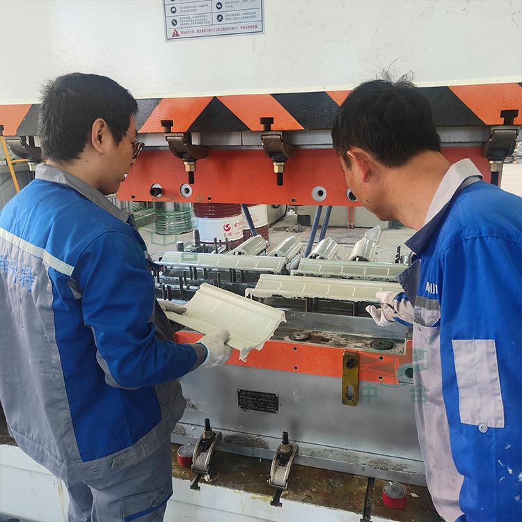 630噸四柱液壓機(jī)模壓仿古樹脂瓦.jpg