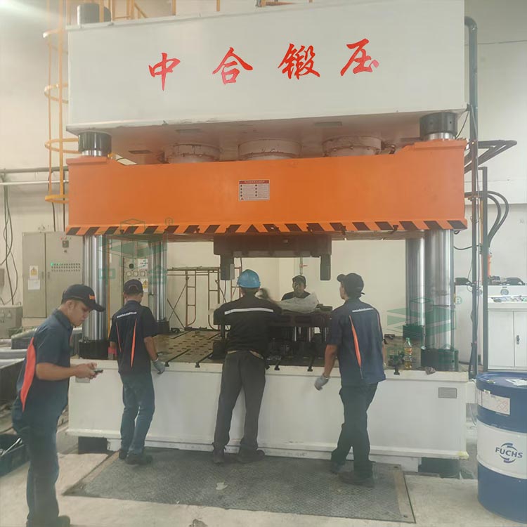 1000噸汽車(chē)配件成型液壓機(jī)調(diào)試現(xiàn)場(chǎng).jpg
