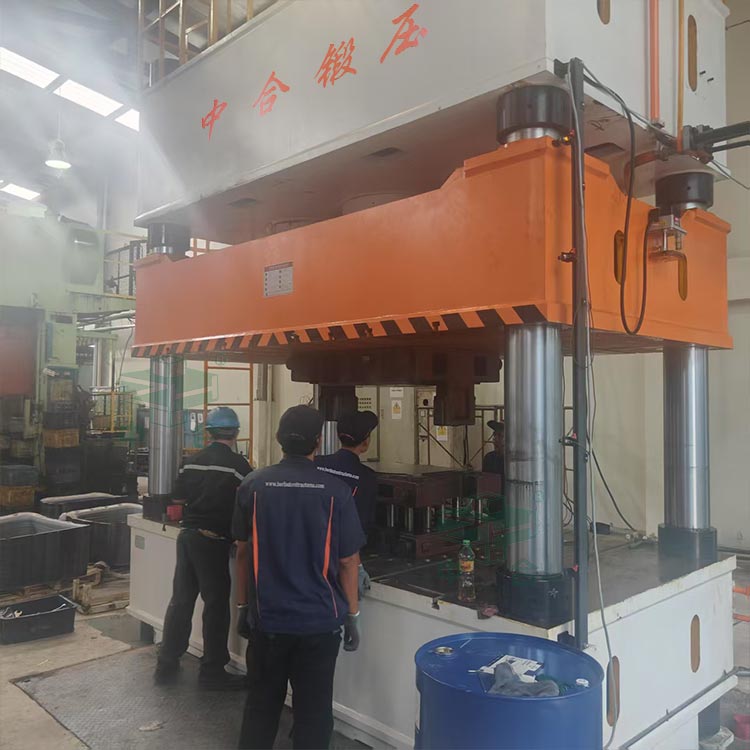 1000噸汽車變速箱油底殼拉伸液壓機(jī)試機(jī).jpg
